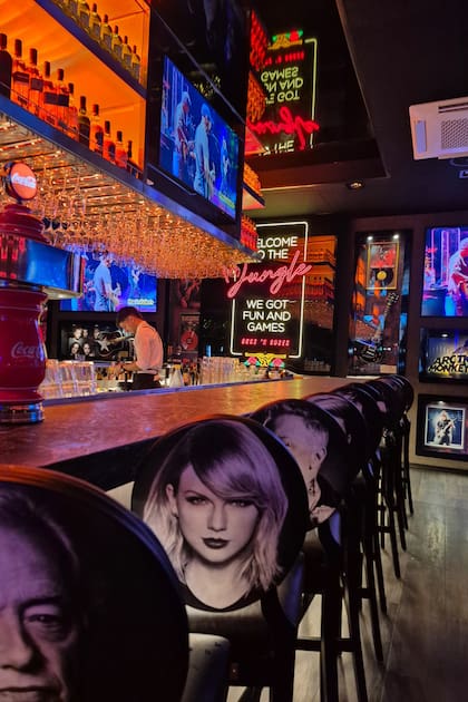 El lugar está completamente decorado con objetos pertenecientes al rock internacional