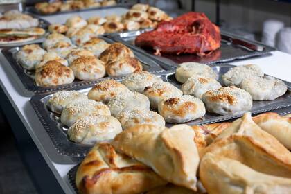 El lugar está repleto de lo que se llaman "calentitos" y no faltan en las mesas de familias judías