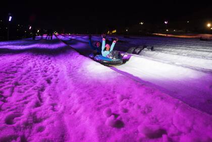 El lugar ofrece snow tubing individual o doble y permite deslizarse por más de 55 carriles (Ski Blue Mountain Resort)