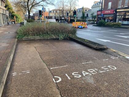 El lugar para discapacitados donde Cairney estacionó. Crédito: The Sun