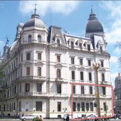 El lugar que ocupaban los altos de Riglos proyectado en a fachada del Palacio de Gobierno de la Ciudad de Buenos Aires