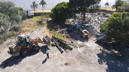 El lugar se encontraba cercado y repleto de escombros desde hace más de un año