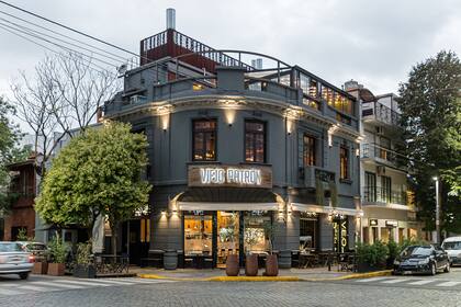 El lugar tiene dos pisos, una terraza y decks en la calle.