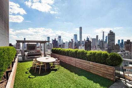 El lugar tiene una terraza de gran longitud