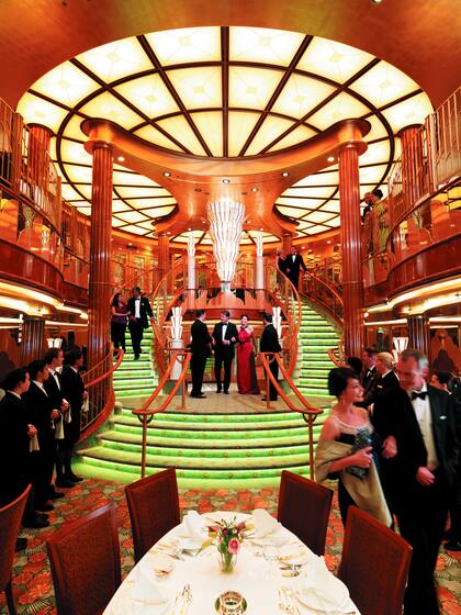 El lujo inmortal: la majestuosa escalera principal evoca la del Titanic; en el restaurante más lujoso suele exigirse por la noche ropa de etiqueta