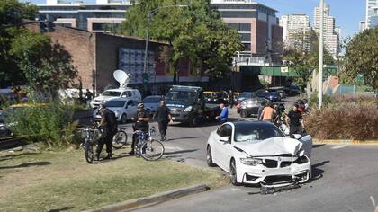 El lujoso auto destrozado, a metros de Salguero y la Costanera Rafael Obligado