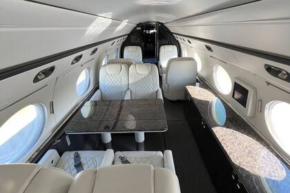 El lujoso avión tiene capacidad para 14 pasajeros y dos miembros de la tripulación; los asientos se pueden convertir en camas