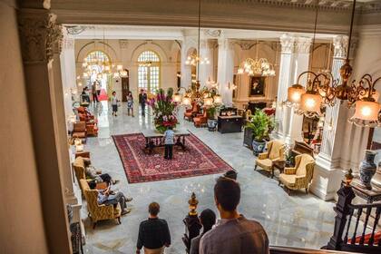 El lujoso hotel conserva su estilo colonial, una rareza entre los rascacielos de Singapur