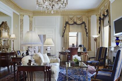 El living combina muebles antiguos restaurados con alfombras elegantes