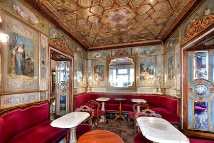 El lujoso interior del Café Florian