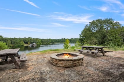 Lagos ideales para pescar y vistosos senderos adornan el terreno