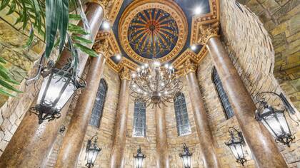 El lujoso techo abovedado se encuentra encima del jacuzzi (FullPackageMedia)