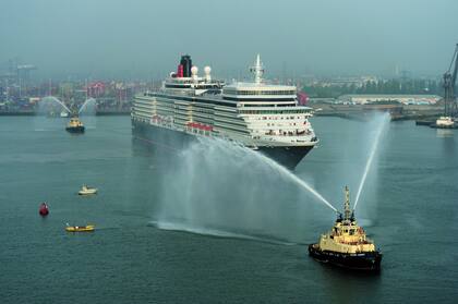 El lujoso transatlántico de Cunard parte del mismo puerto del sur de Inglaterra del que lo hizo el Titanic en 1912 para su viaje inaugural