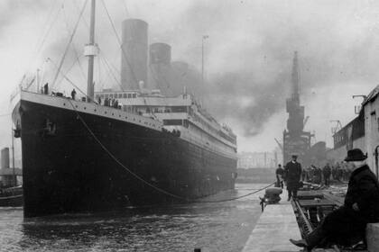 El lujoso trasatlántico Titanic el 10 de abril de 1912 a punto de zarpar desde Southampton, Inglaterra