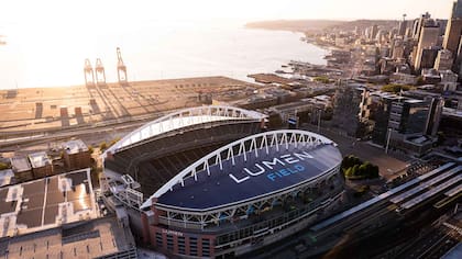 El Lumen Field es al aire libre y es la fortaleza de los equipos Seattle Sounders de la MLS y los Seattle Seahawks de la NFL (lumenfield.com)