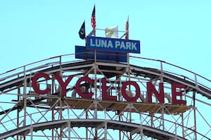 Luna Park abrió la temporada 2026 en Coney Island con viajes gratis en NYC: el Cyclone cumple 99 años