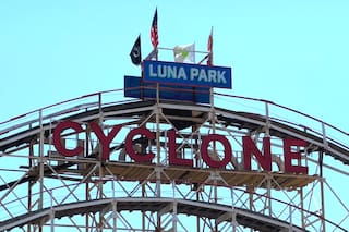 Luna Park abrió la temporada 2026 en Coney Island con viajes gratis en NYC: el Cyclone cumple 99 años