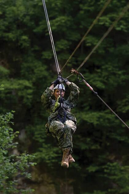El lunes 12 por la mañana, a la par de los futuros rescatistas, Máxima asistió a clases teóricas, prácticas de tiro y actividades transfronterizas. Realizó actividades de escalada, rappel y tirolesa.