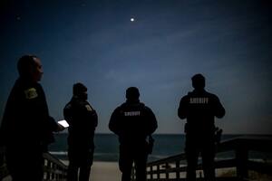 El lunes 16 de diciembre de 2024, los funcionarios estadounidenses intentaron asegurar al público que los avistamientos de misteriosos drones sobre Nueva Jersey y otras partes de la costa este no eran nada fuera de lo común.(Dave Sanders/The New York Times)