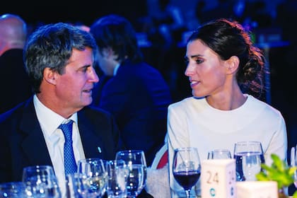 El lunes 22, en el hall del hotel Hilton, la pareja se detuvo ante los fotógrafos y posó muy sonriente. Delfina lució un vestido asimétrico, que complementó con un chaleco de piel y un chal de lana.