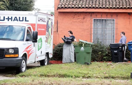 El lunes 5 de enero, el actor abandonó su casa de Los Ángeles
por adeudar 60 mil dólares de alquiler. Dos hombres lo ayudaron a
cargar sus pertenencias en un camión de mudanza