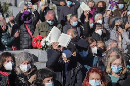 El lunes de la semana pasada, la gente se acercó al entierro de Almudena Grandes con sus libros