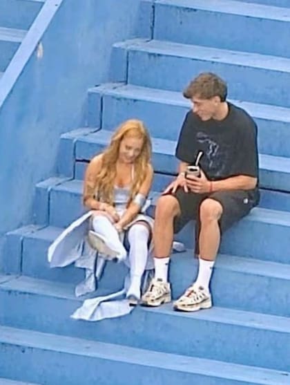 El lunes Giles acompañó a Torres al Estadio Vélez Sársfield para su presentación como telonera de Shakira (Foto: X)