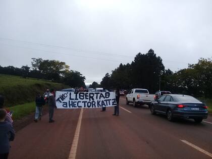 El lunes por la mañana, decenas de colones de Salto Encantado salieron rumbo a la comisaría local para pedir la libertad de Kattz.