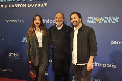 El lunes por la noche se realizó la avant première de Homo Argentum en Cinépolis Recoleta, el film que tiene a Guillermo Francella como protagonista absoluto en 16 roles diferentes. Rodeado de su familia y con el apoyo de una gran cantidad de colegas, el célebre actor se dejó ver muy contento y de buen humor