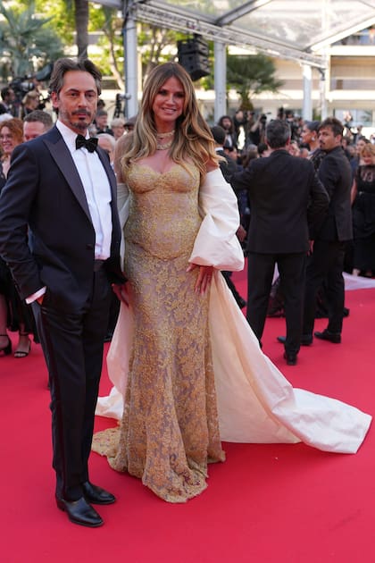 El lunes por la tarde, Heidi Klum llegó al estreno de Fjord, el film dirigido por el cineasta rumano Cristian Mungiu que buscará quedarse con una Palma de Oro, en compañía del perfumista francés Kilian Hennessy. La modelo y el fundador de la firma Killian Paris posaron juntos para los fotógrafos