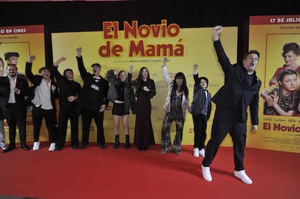 El lunes se realizó la avant premiere de El novio de mamá en el shopping DOT y José María Listorti no se privó de mostrar su lado más lúdico en la alfombra roja al momento de las fotos de prensa. El humorista protagoniza el film junto a Dani La Chepi
