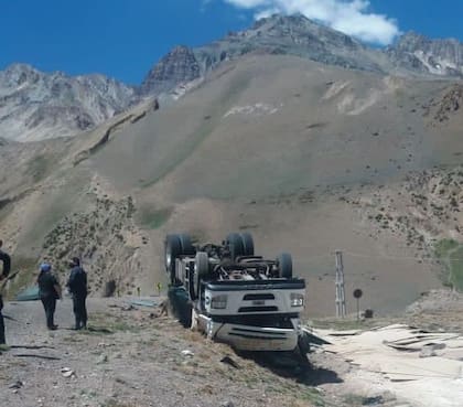 El lunes, un chofer perdió la vida tras volcar el camión en la peligrosa "Curva del Yeso", cerca del Paque Provincial Aconcagua.