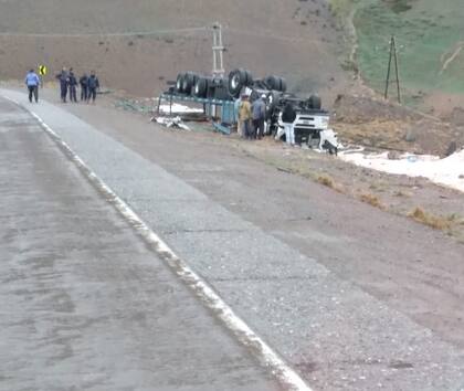 El lunes, un chofer perdió la vida tras volcar el camión en la peligrosa "Curva del Yeso", cerca del Paque Provincial Aconcagua.