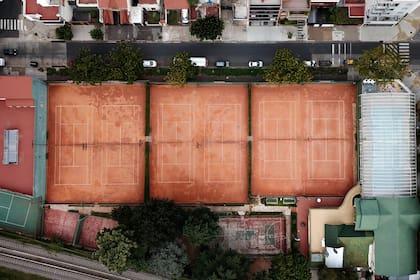 En los clubes de tenis porteños solamente se podrá jugar en formato de singles y, siempre, con reserva previa.