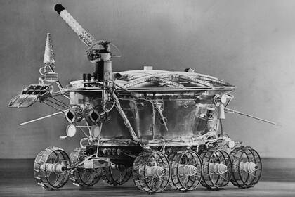 El Lunokhod-1 llegó a la Luna el 17 de noviembre de 1970, y la recorrió durante casi un año, manejado a distancia por una tripulación rusa en la Tierra