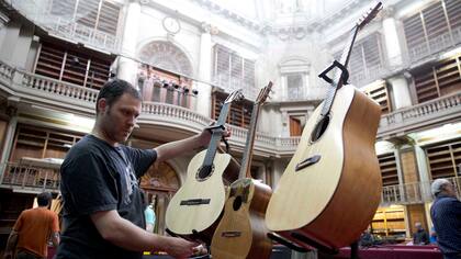 El luthier Alex Leibiusky muestra una de sus creaciones