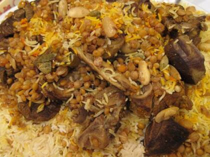 El machboos o kabsa es un plato árabe popular en Qatar que tiene al arroz como base