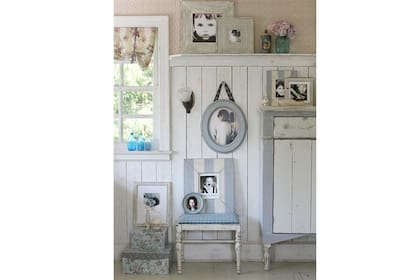 El machimbre es un clásico que también se puede aprovechar; aquí, en un tono blanco para generar amplitud visual