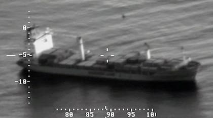 El Maersk Alabama, visto desde un helicóptero de la marina de los Estados Unidos, durante los días críticos del secuestro