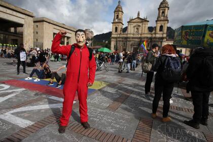 El maestro Andrés Felipe Vargas, de 52 años, en una protesta durante una huelga nacional en Bogotá, Colombia, 27 de noviembre de 2019.