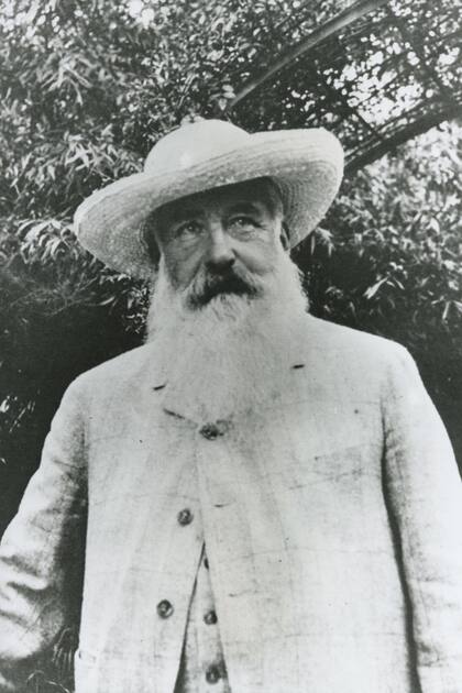 El maestro impresionista Claude Monet en su jardín de Giverny, Normandía.
