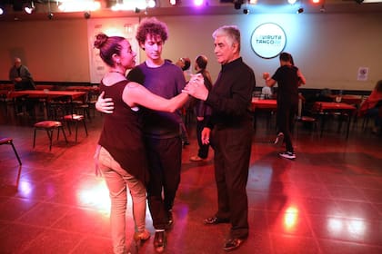 El maestro, jugando su juego antes del inicio de una noche de milonga