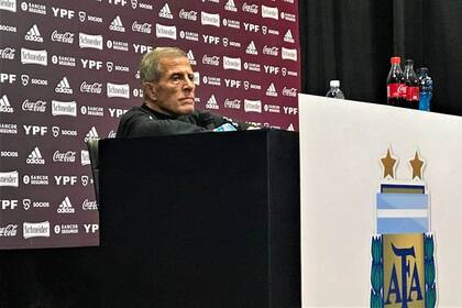 El Maestro Oscar Tabárez, terminante en la conferencia de prensa post Argentina 3 - Uruguay 0