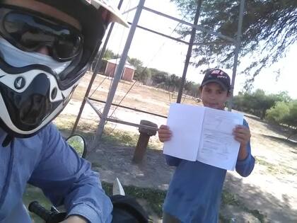 El maestro rural recorre más de 100 kilómetros para llegar a los parajes donde viven sus alunmos