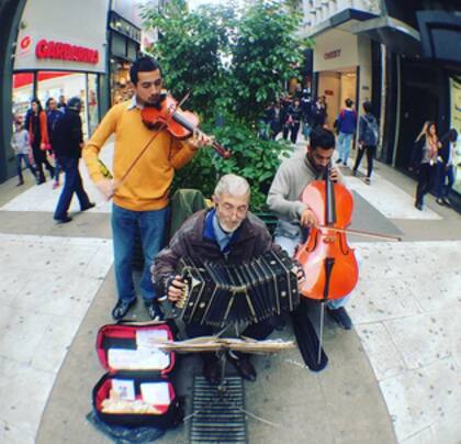 El maestro tocando con otros dos músicos en la calle Florida