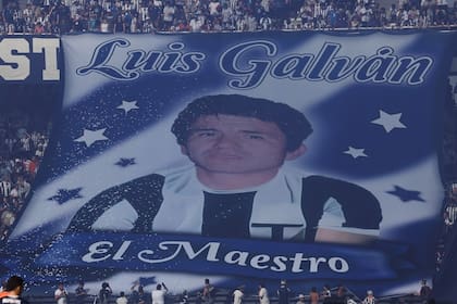 "El Maestro". Una bandera alusiva a Luis Galván en la tribuna de Talleres