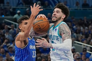 El Magic aplasta 121-90 a los Hornets y enfrentará a los Pistons en la primera ronda de playoffs