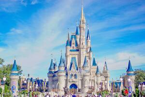 El gobernador de Florida da otro paso para acabar con "el reino corporativo" de Disney World en Orlando