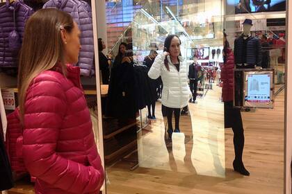 El magic mirror de Uniqlo te permite ir cambiando el color de la campera.