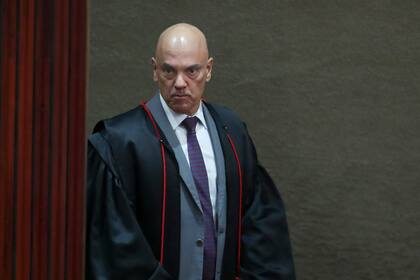 El magistrado Alexandre de Moraes, presidente del Supremo Tribunal Federal de Brasil, llega para presidir el juicio al expresidente Jair Bolsonaro, el 29 de junio de 2023, en Brasilia. (AP Foto/Gustavo Moreno, archivo)